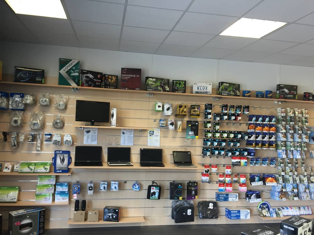 Espace informatique du magasin Gigateck : ordinateurs et accessoires