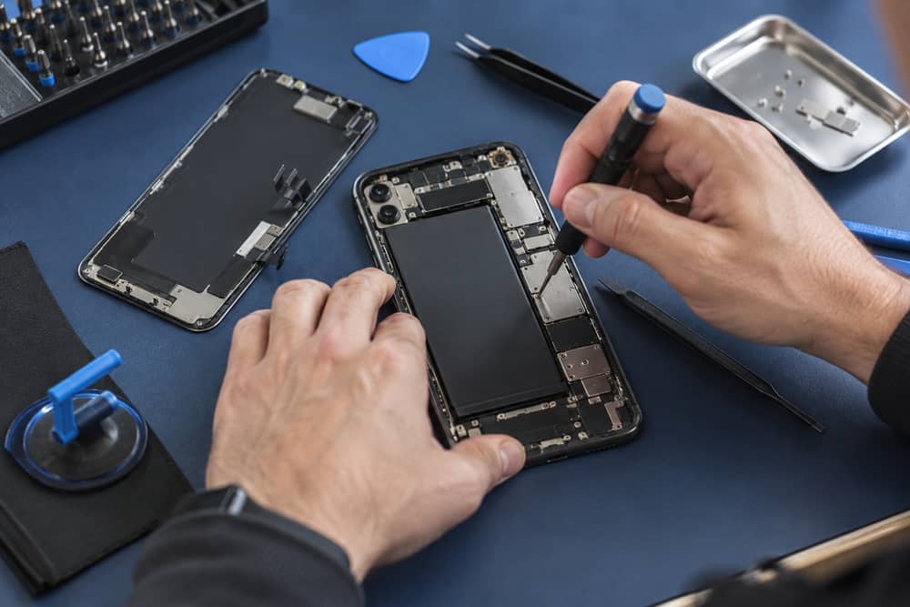 Illustration d’une réparation de smartphone en atelier