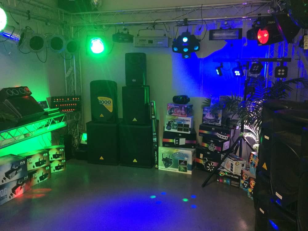 Showroom Gigateck : enceintes et jeux de lumière